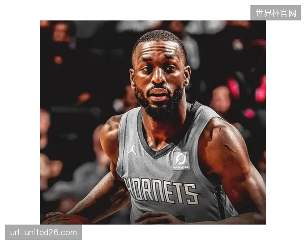 沃克的速度和防守经验对于遏制对手的顶级边锋至关重要，是防线稳定的保障。